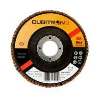 Eine 3M™ Cubitron™ II Schleifscheibe mit rotem Etikett und mittigem Befestigungsloch, geeignet für effizientes und präzises Schleifen.